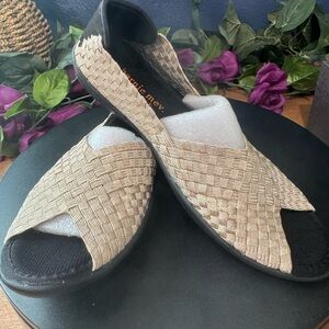 New In Box Bernie Mev “Dream” Woven Gold Slip-on Wedge Sandals Size 7-1/2